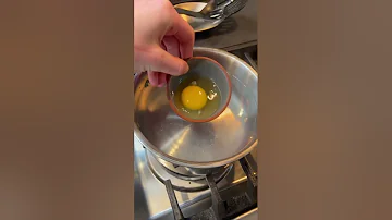 How to poach an egg! #poachedeggs #eggs #poaching #breakfast