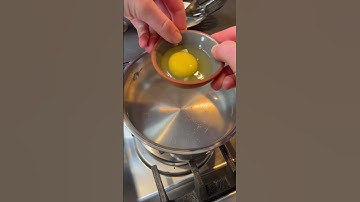 How to poach an egg! #poachedeggs #eggs #poaching #breakfast