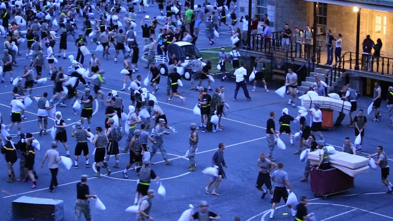 Video till 24 personer fick hjärnskakning efter kuddkrig