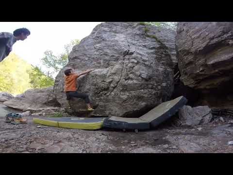 Climbing in Japan / 神の魚 6c+,7a 1級 / ニニウボルダー, Hokkaido, Japan