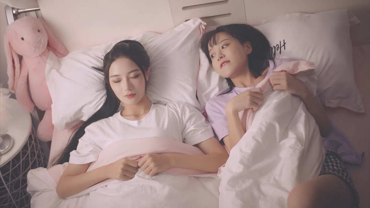 高冷师傅和可爱学徒同床共枕，二人心生情愫。#古风言情 #短剧