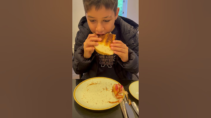 Eu comendo bacon