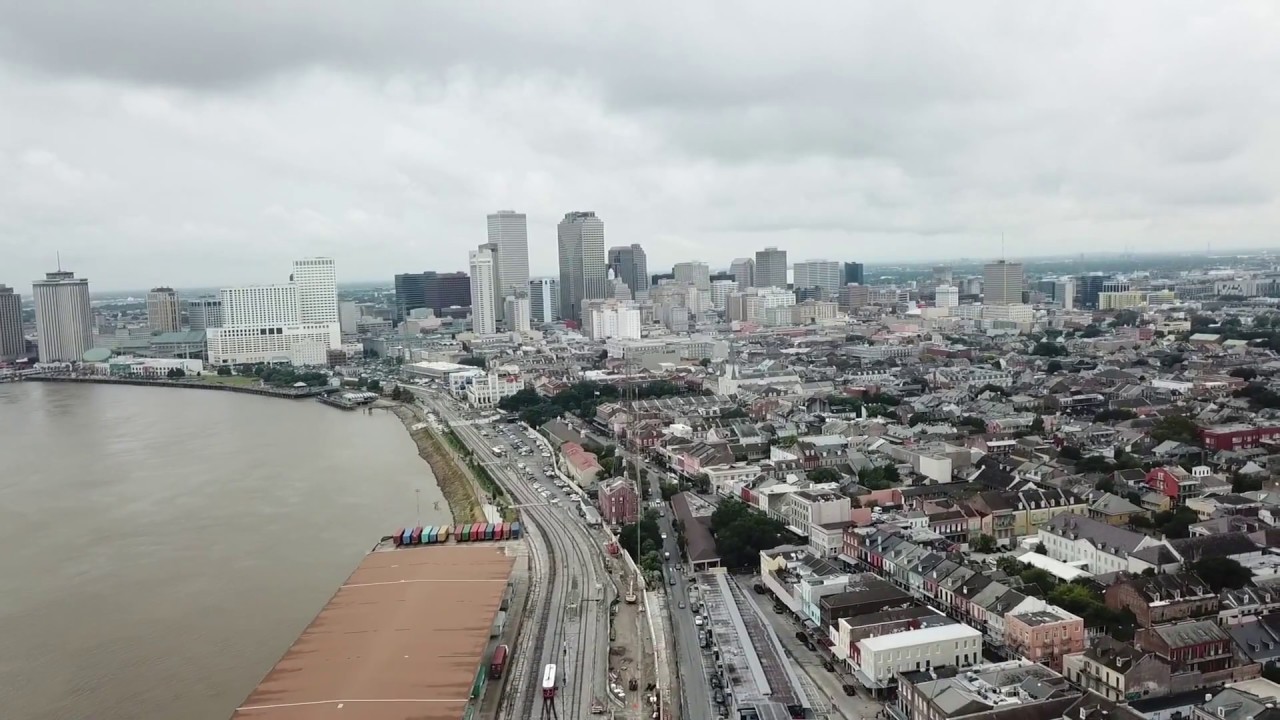 NATCHEZ ROLLING ON RIVER | FRENCH QUARTER AS SEEN BY DRONE | 150 FEET ABOVE GROUND | DJI MAVIC