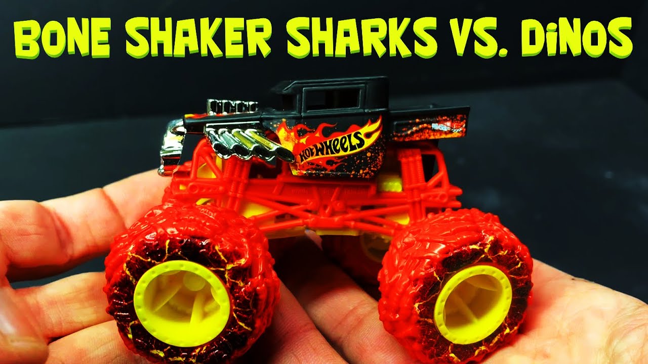 Акулы против динозавров из серии Bone Shaker — Hot Wheels Monster Trucks