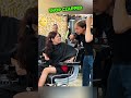 Friseure Rasieren Sich Den Kopf Um Jungen Krebspatienten Zu Helfen Freundlichkeit Shorts