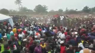 MAPOKEZI YA ALIKIBA KIGOMA USIPIME MASHABIKI WAJAZANA BARABARA KUZUIA MSAFARA WAKE