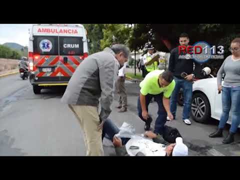 VIDEO Motociclista resulta herido al caer en un bache sobre Av. Acueducto