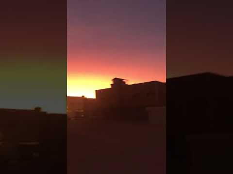 بعد انتهاء صلاة المغرب في حفرالباطن ظاهره غريبه لاتزال الشمس موجوده سبحان الله