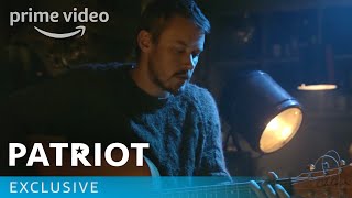 Video voorbeeld van "Patriot Season 1 Patriot Sings in Coffee House | Prime Video"