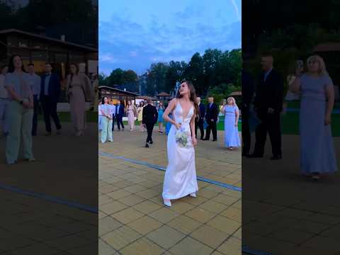 Букет невесты улетел😂 #wedding #свадьба #lovestory #shortsclip #weddingdress #топ #топчик #топ10