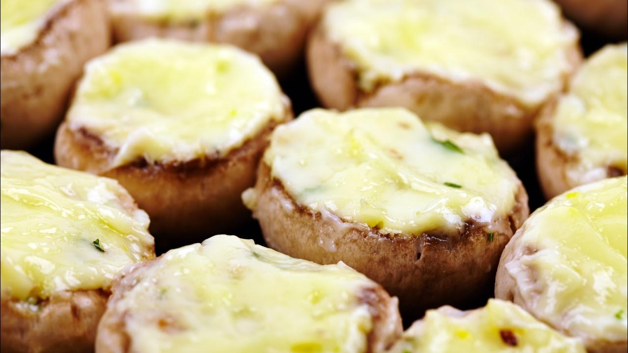 Шампиньоны фаршированные в духовке с сыром и чесноком. Шампиньоны фаршированные сыром с чесноком. Фаршированные грибы шампиньоны в духовке с сыром и курицей. Шампиньоны запеченные с пармезаном. Фаршированные грибы шампиньоны в духовке с сыром.
