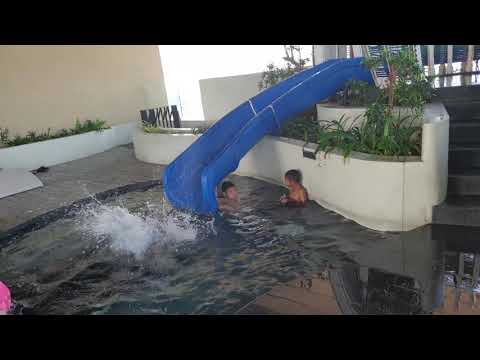 เล่นสไลเดอร์น้ำ ที่ โรงแรมฮอลิเดย์อินน์ วานา นาวา หัวหิน