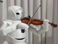 روبوت يعزف الموسيقى 