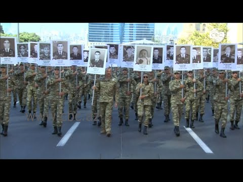 Памяти погибших героев: В Баку состоялось шествие с участием президента и первой леди Азербайджана