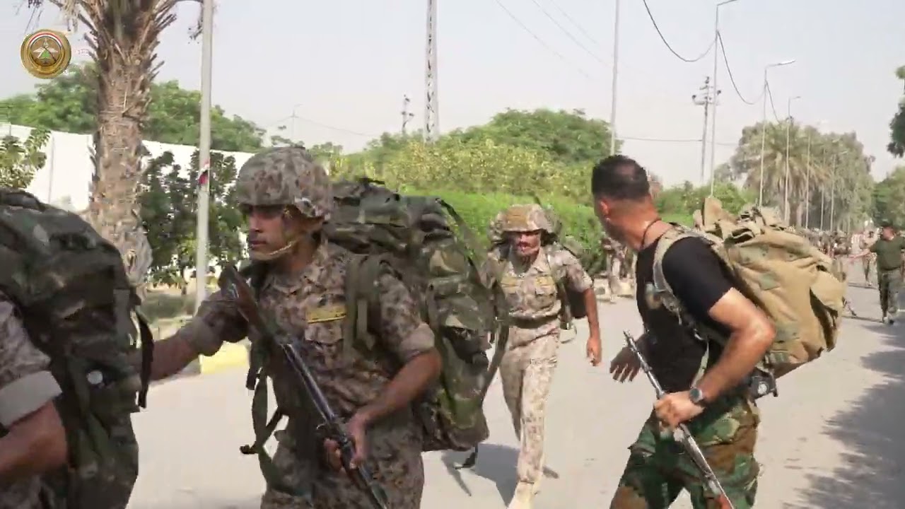 رئيس جامعة الدفاع وعميد الكلية العسكرية يشرفان على تنفيذ المسيرة التحملية لطلاب الدورة (١١٤)