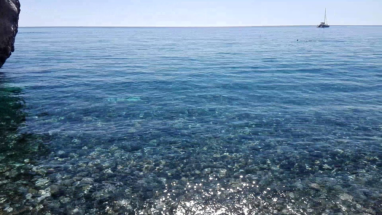 Agua cristalina en playa de Cantarrijan