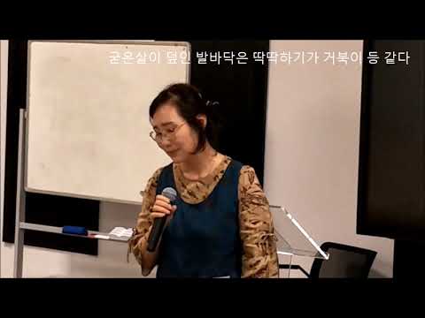 늙은 어머니의 발톱을 깍아드리며