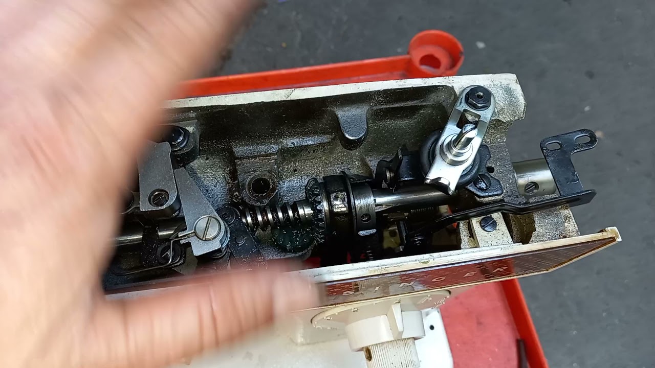 singer facilita, maquina de coser, ajustes al montar el engrane  vertical, parte  superior.