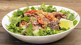 The perfect dish for the heat. Salad without carbohydrates, only meat, tomatoes and greens