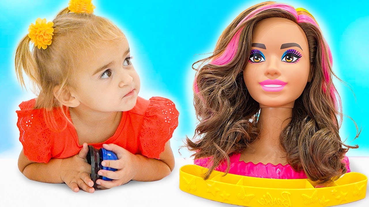 Алиса и её подруга играют в салон красоты