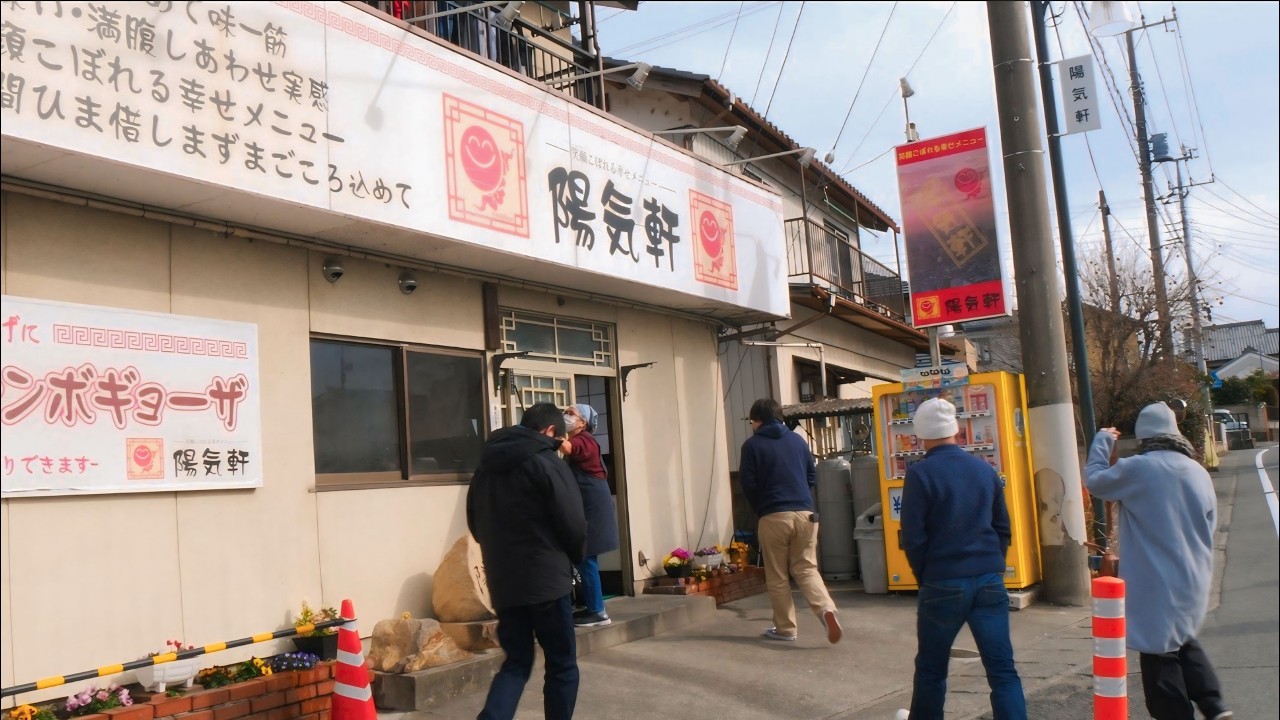 Гигантские пельмени за 500 йен и рамен за 3 доллара! Недорогой и вкусный ресторан быстро заполняется