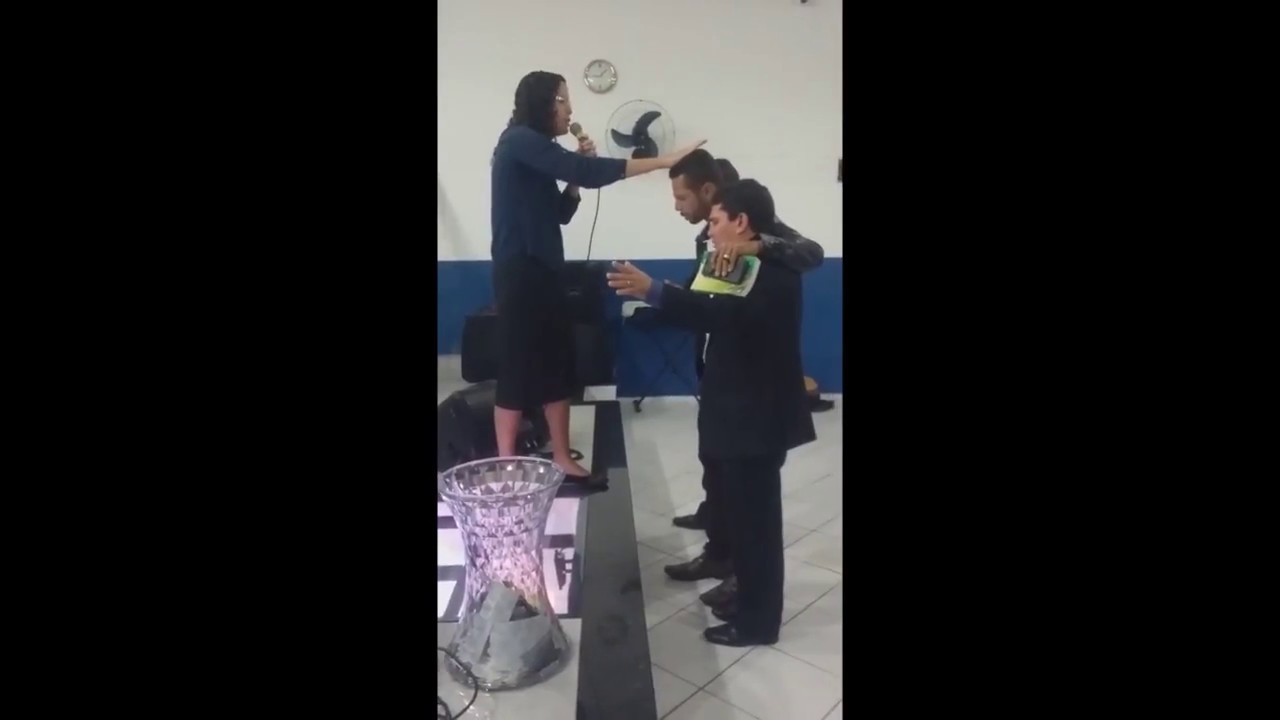 Acácia Diniz ganhando almas na Igreja Pentecostal Deus é Amor - Projeto Filho de Davi - YouTube