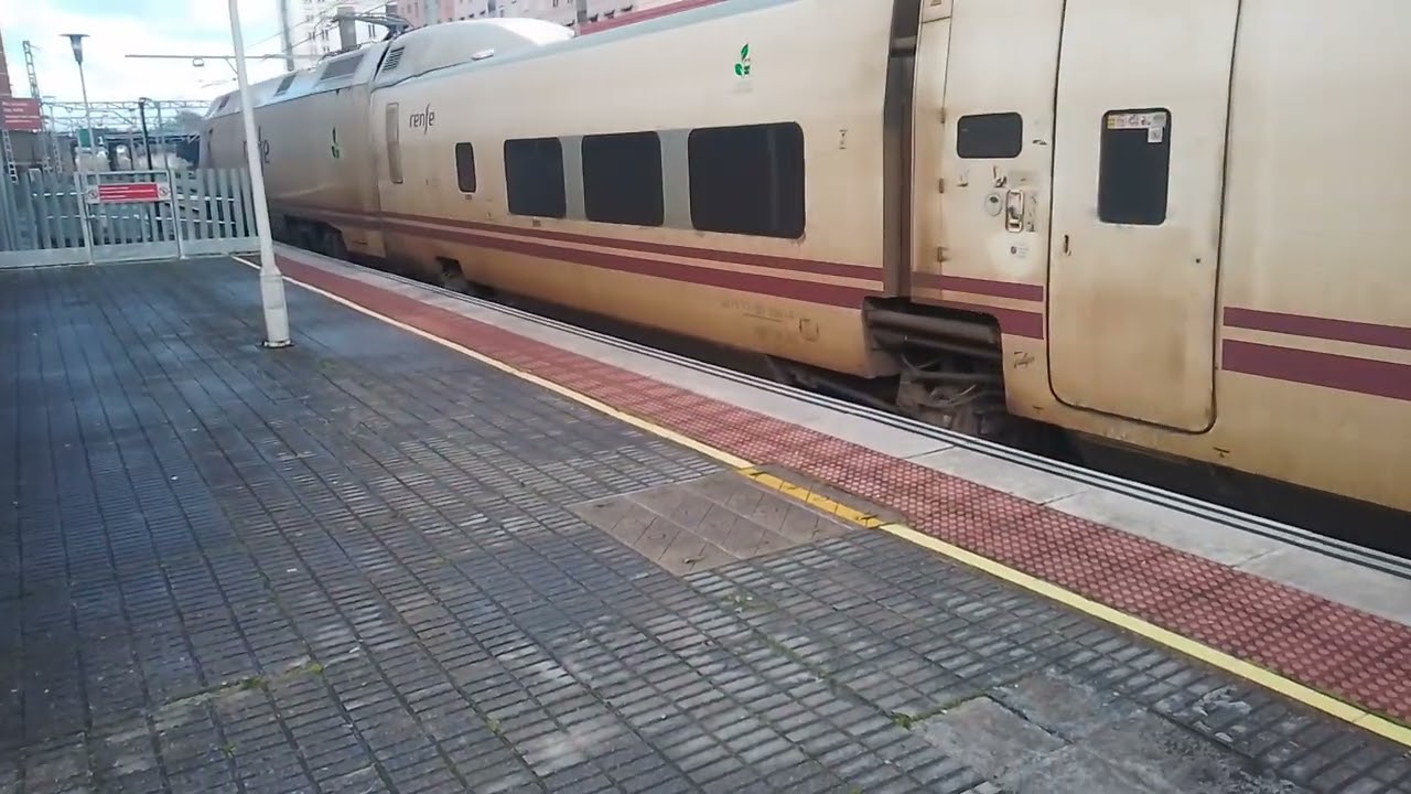 Alvia S 130 (Rama 30) destino Barcelona Sants entrando y saliendo de la estación de Ponferrada 