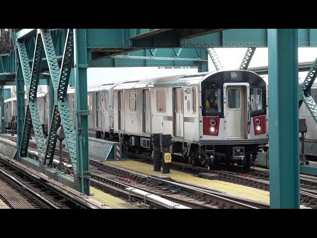 Mets-Willets Point, A Manhattan-bound (7) train arrives at …