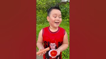 Cậu bé tốt bụng lần đầu ăn xúc xích và cái kết hài hước phần 2 #shorts