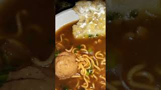 makan bakso dengan perpaduan tempe goreng tepung menurutku enjoy sajaShorts