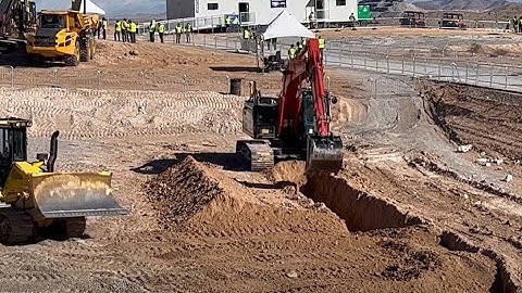 Autonomous excavator #dimensions2022 #trimble