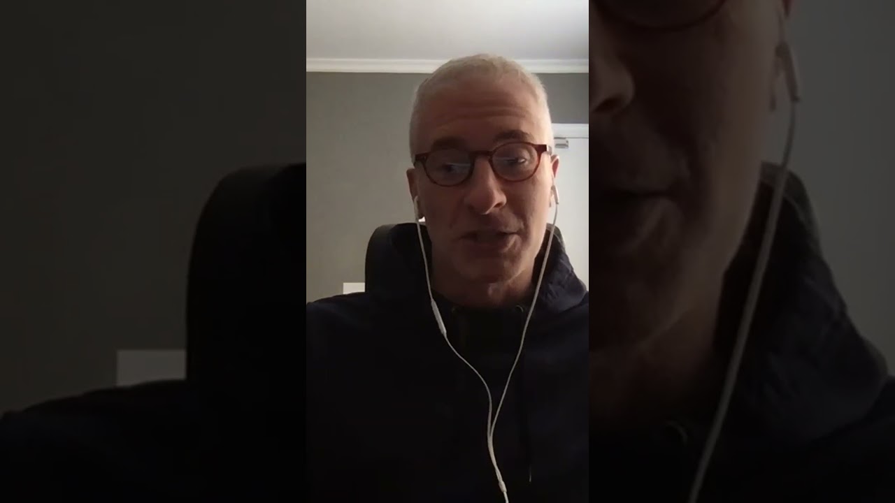 @EltonJohn⁨@TRL⁩ gold! 🌟 Like that time they went record shopping.