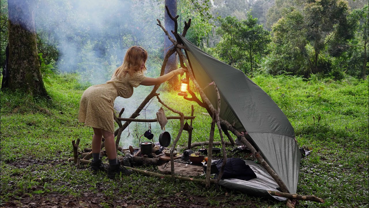 Solo Bushcraft Girl – Building a Warmth and Cozy Survival Shelter in ...