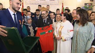استقبال ملكي ل اسود المنتخب المغربي ، صاحب الجلالة الملك محمد السادس و يوشح لاعبي المنتخب