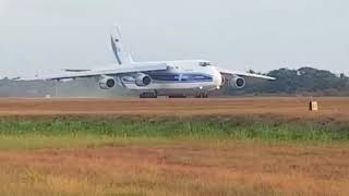 Aterrizaje del An 124 de Volga-Dnepr en Acapulco