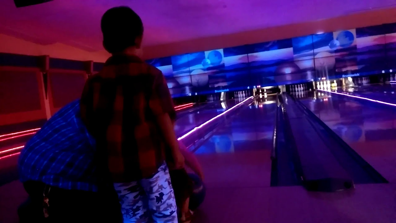 Playing Bowling at Holiday Bowl Chattanooga TN 🇺🇸 YouTube