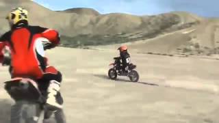 Kinder Motorrad.  Biker baby  Mini Moto Boy 4 yrs on his KTM 50