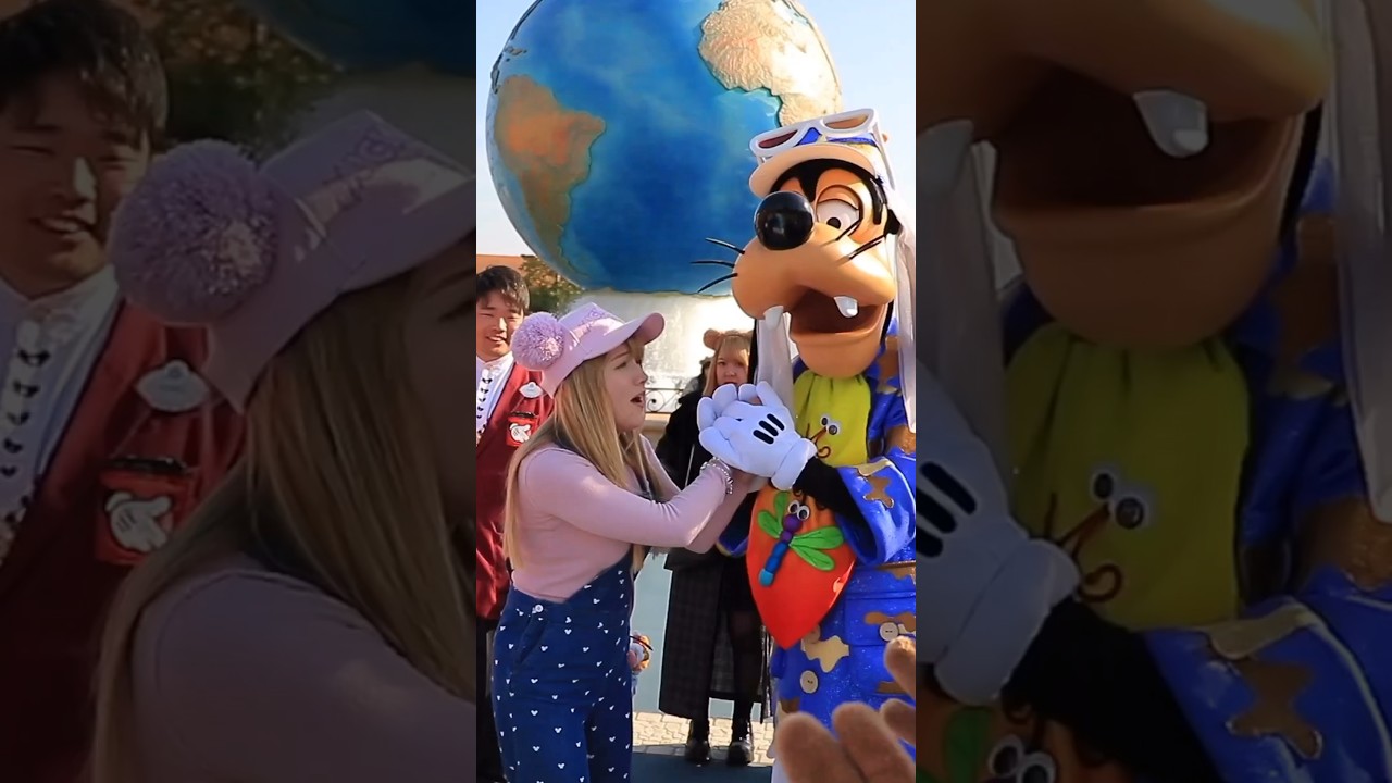 He won’t let anyone steal his girl! ☺️💙 #donaldduck #disneyland #disney #tokyodisneysea #goofy #tds