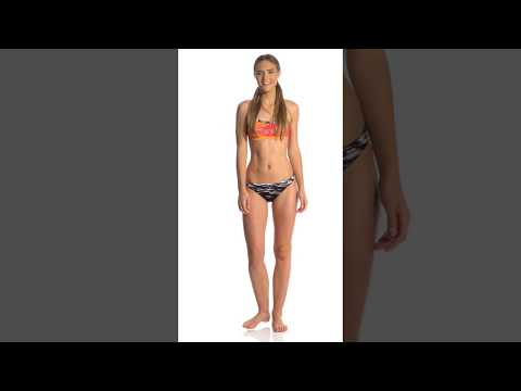 Videó: 20 éves Figura: Giovanna Antonelli Aszimmetrikus Ciklámen Bikini Pillanatfelvételével 