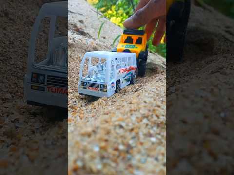 انظر كيف تسير هذه الحافلة والمركبة تم تصوير الفيديو حافلة فاندي أوفرودالوعرة في نفس الاتجاه