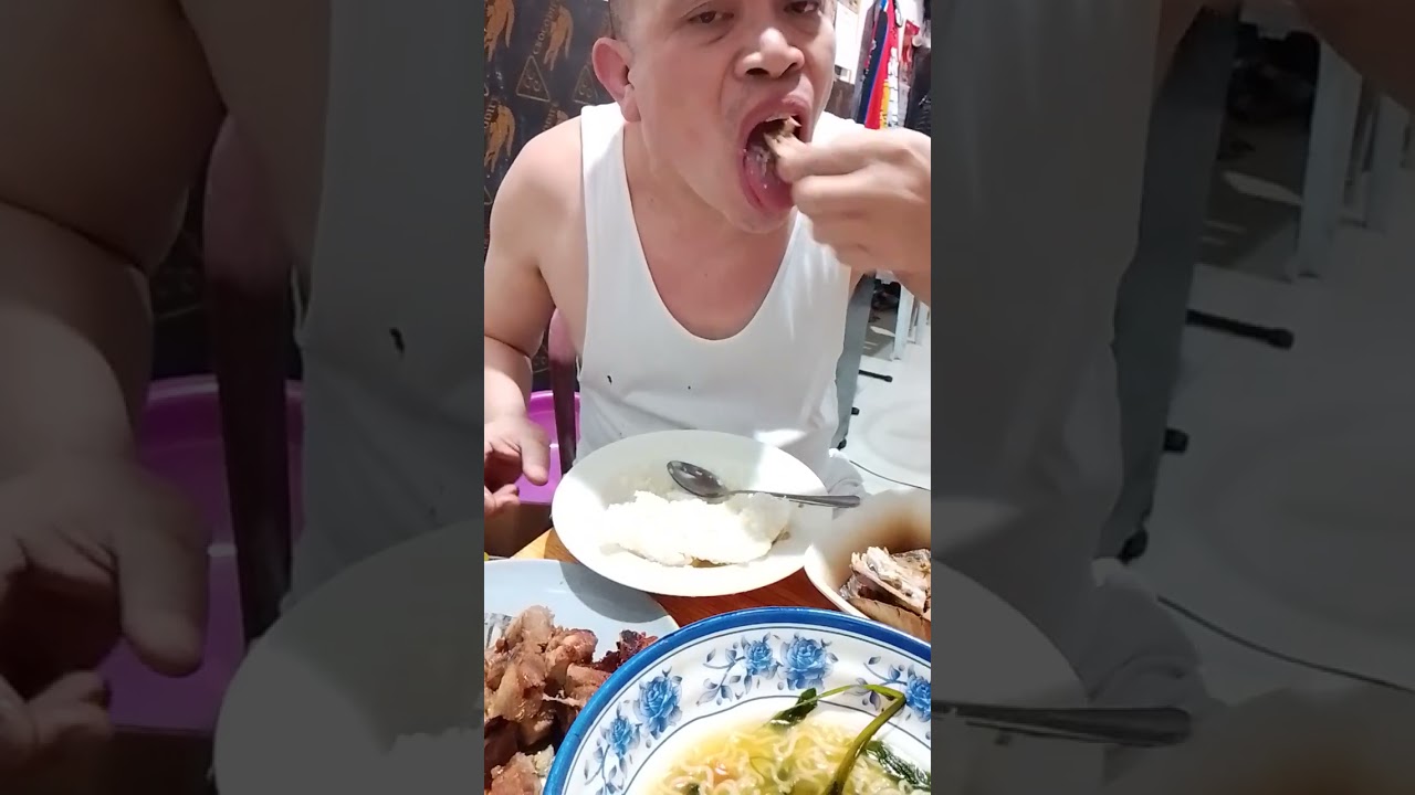 Kain po tayo mga idol masarap ang ulam lechon manok at lechon baboy at sabaw ng noodles na may gulay