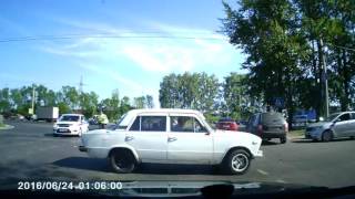 КОТЯТА ПОСЫПАЛИСЬ ИЗ-ПОД МАШИНЫ во Владимире КОТЯТА ПОСЫПАЛИСЬ ИЗ-ПОД МАШИНЫ во Владимире