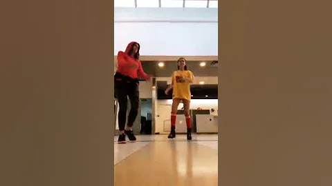 Malu trevejo twerking  public on live | 10 de marzo de 2019