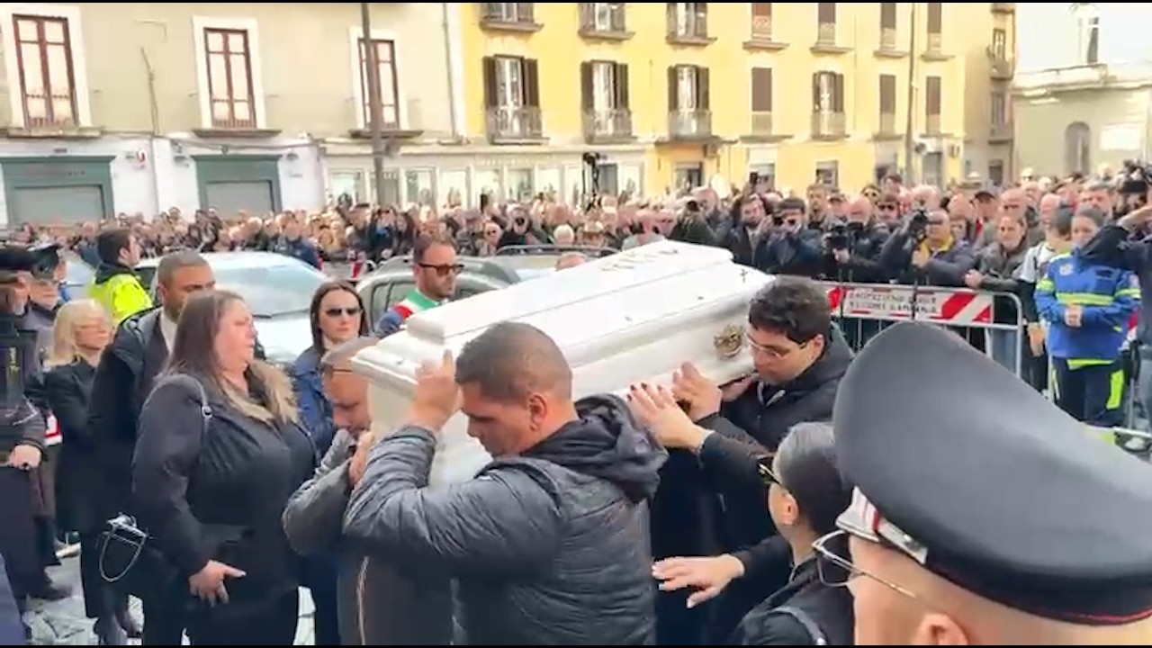 Il giorno dell’addio a Domenico. I funerali a Nola, lutto a Taurano