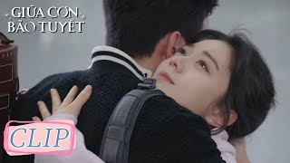 Clip Tập 17 Một cái ôm thật chặt sau bao ngày yêu xa! | Giữa Cơn Bão Tuyết | WeTV