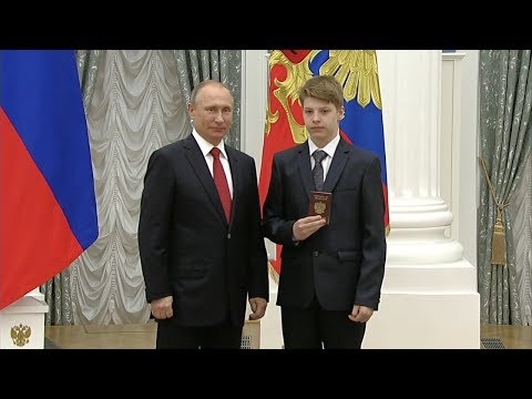 Путин вручил паспорт юному спортсмену из Татарстана