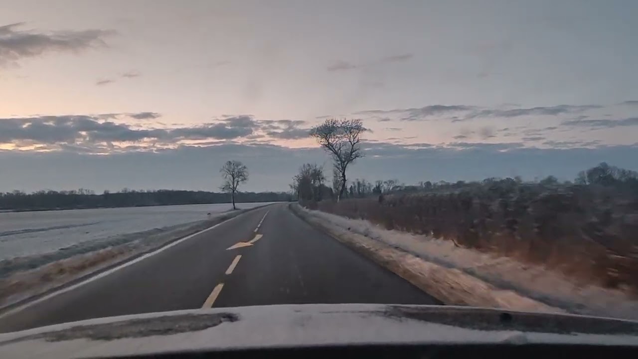 Route de campagne par temps de neige 