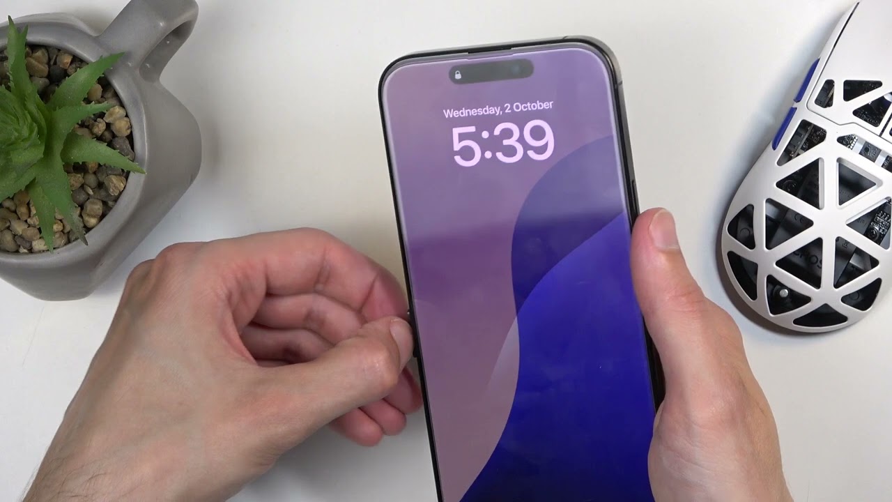 Insérer une carte SIM et SD dans l’iPhone 16 Pro Max facilement !