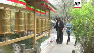 Michelle Obama has ended her weeklong trip to China with a Tibetan theme, having lunch in a Tibetan