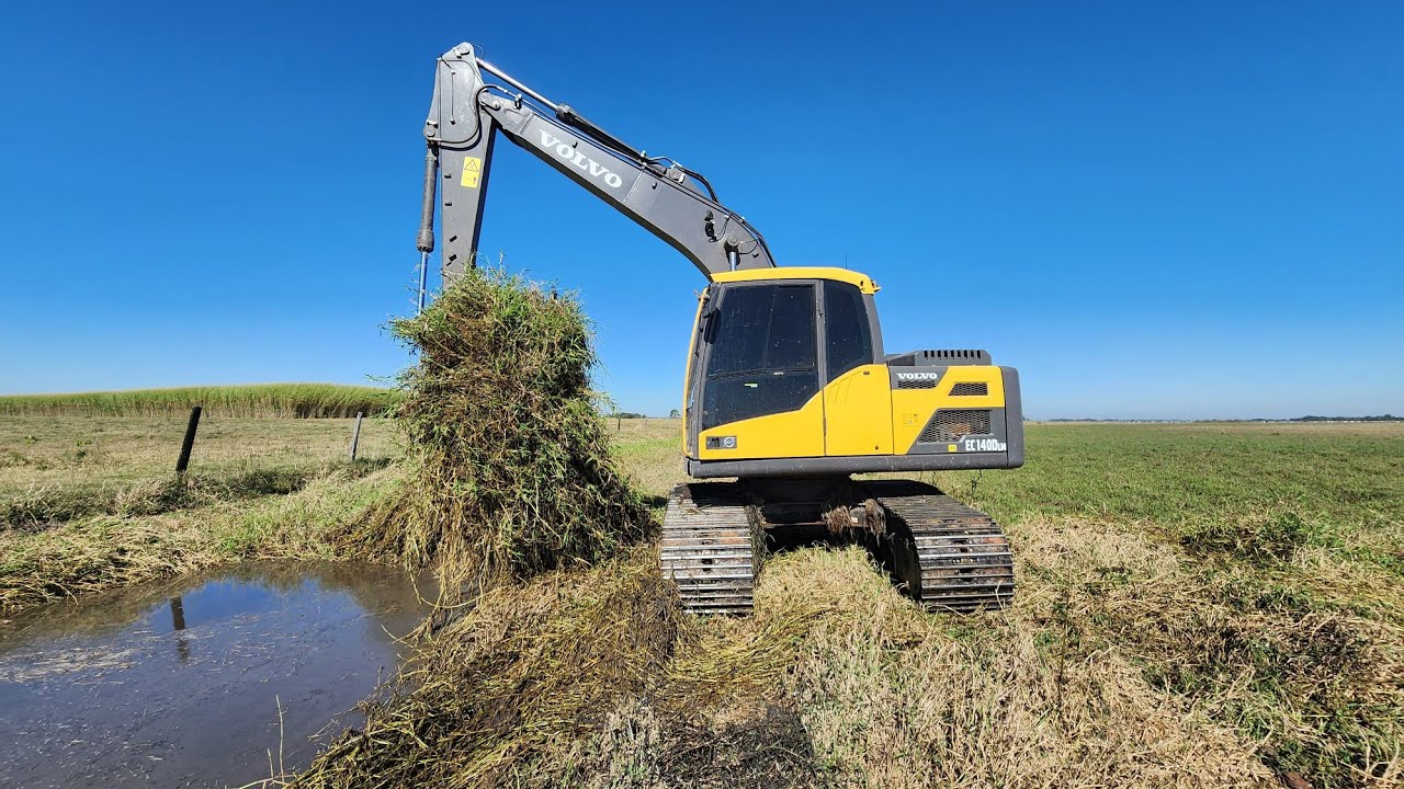 LIMPANDO VALA // Escavadeira hidráulica ec 140Dlm